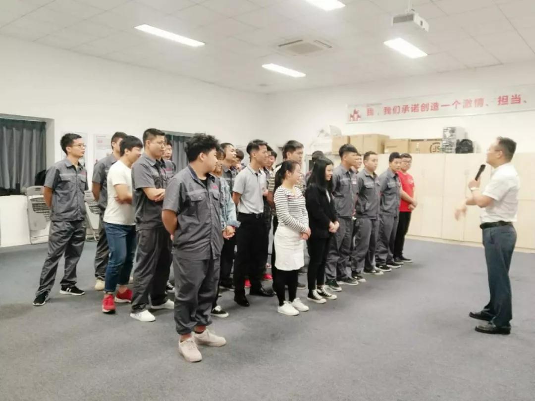 員工管理培訓(xùn)-從平凡到卓越.jpg
